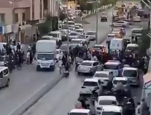 Adana’da husumetlilerin silahlı kavgasında yoldan geçen genç vurularak öldü