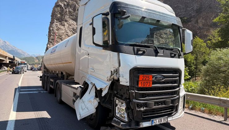Adana’da tankerle çarpışan cipteki çift yaralandı