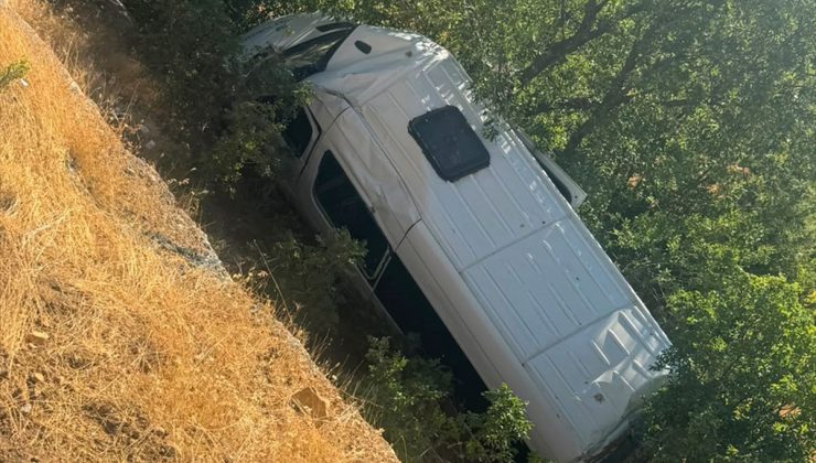 Adıyaman’da minibüs devrildi: 14 yaralı
