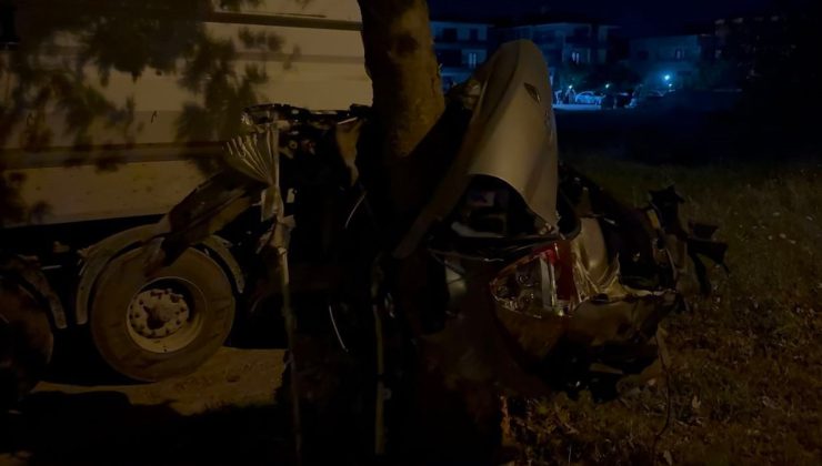 Ağaca çarpıp ikiye bölünen otomobilin sürücüsü yaralandı