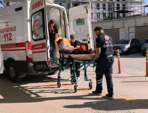 Ailesinin anahtarı unuttuğu çocuk, eve girmek için tırmandığı 2’nci kat balkonundan düşerek yaralandı