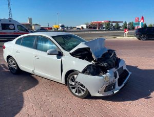 Aksaray’da otomobilin çimento tankerine çarpması sonucu 5 kişi yaralandı