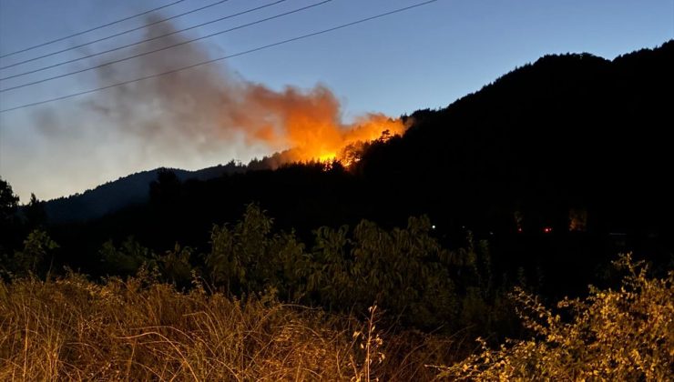 Akseki’de ormanlık alanda çıkan yangına müdahale ediliyor