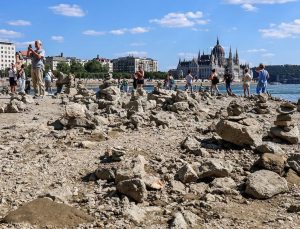 Albüm: Budapeşte’de Tuna Nehri’nin su seviyesi en düşük seviyesini gördü