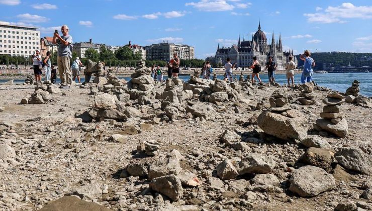 Albüm: Budapeşte’de Tuna Nehri’nin su seviyesi en düşük seviyesini gördü