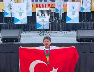 Anamurlu ilkokul öğrencisi Singapur’daki matematik yarışmasında madalya kazandı