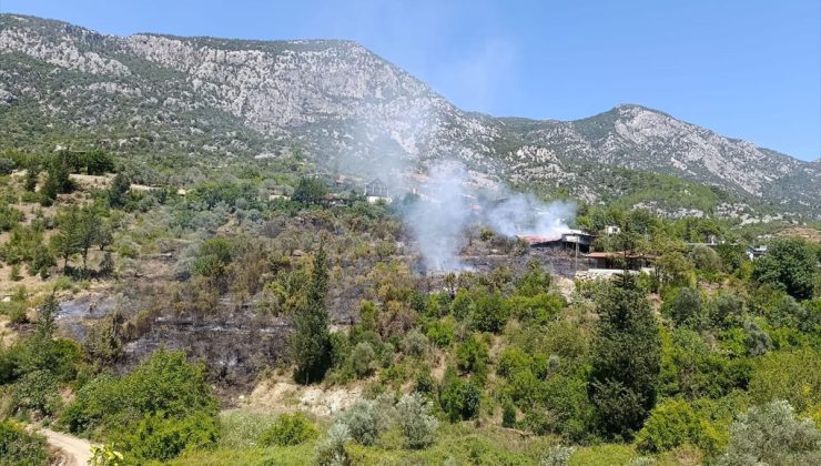Antalya’da evde çıkan ve ormana sıçrayan yangın kontrol altına alındı