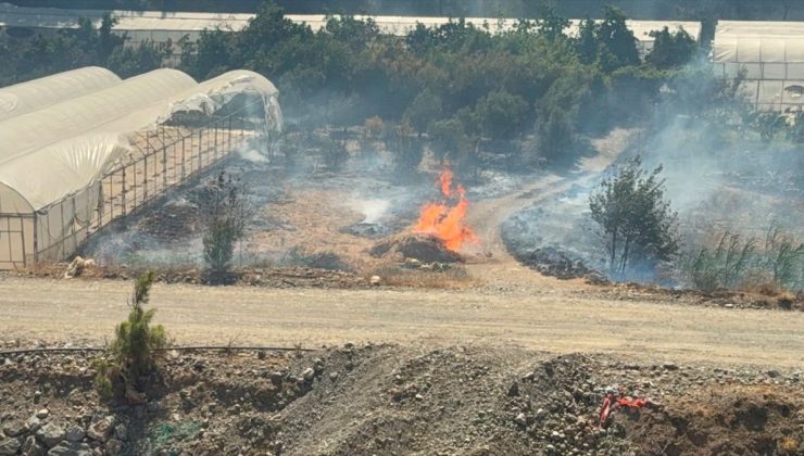 Antalya’da iki ayrı sera alanı ve bahçede çıkan yangında hasar oluştu