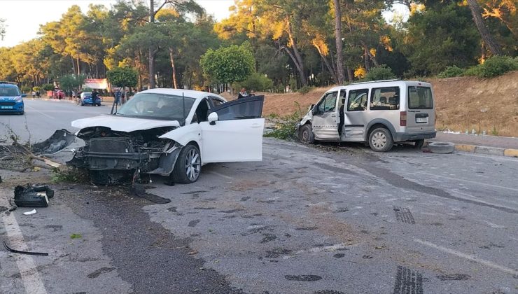 Antalya’da otomobil ile hafif ticari aracın çarpıştığı kazada 5 kişi yaralandı