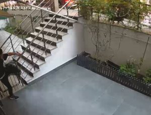Avcılar’da evine giren şüpheliyi yakalayıp çantasını aradı; hırsızlık yaparken suçüstü yakalandı