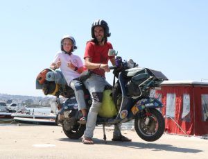 Avustralyalı baba-oğul motosikletle dünya turunda Samsun’da misafirperverlikle karşılaştı