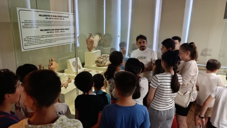 Bafra’da öğrenciler Arkeoloji ve Etnografya Müzesi’ni gezdi