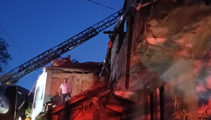 Bartın’da 2 katlı ahşap ev yandı