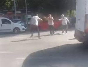Bayrampaşa’da ‘laf atma’ kavgasını ayırmak isterken silahla vuruldu: 2 yaralı