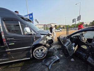 Bingöl’de minibüs ile otomobil çarpıştı, 5 kişi yaralandı