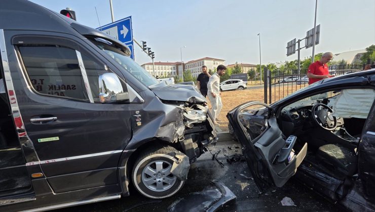 Bingöl’de minibüs ile otomobil çarpıştı, 5 kişi yaralandı