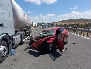 Bolu’da tankere çarpan otomobilin sürücüsü yaralandı