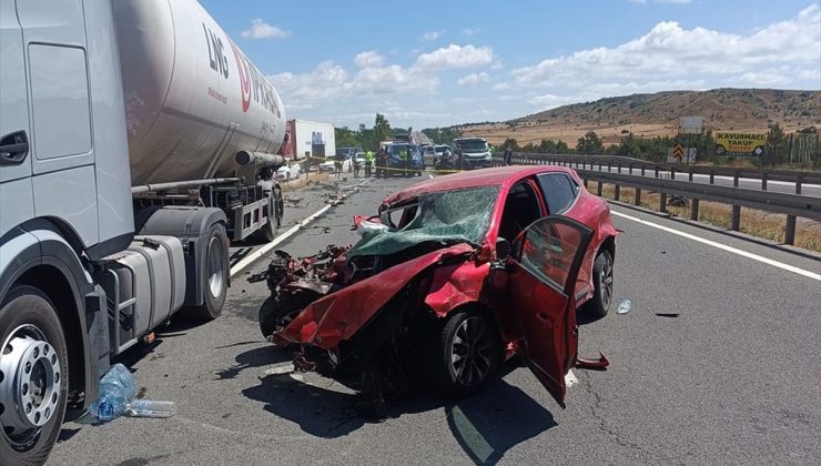 Bolu’da tankere çarpan otomobilin sürücüsü yaralandı