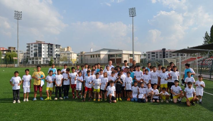 Bulanık Kaymakamı Koşansu, yaz spor okullarındaki öğrencileri ziyaret etti