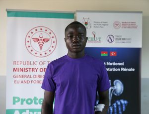 Burkina Faso’da böbrek nakli yapılacak hastaların Türk doktorlarına güveni tam