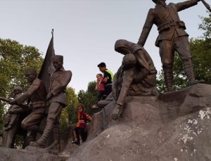 Bursa’da, tırmandığı Atatürk heykelinde mahsur kalan çocuğa, trafik polisleri yardım etti