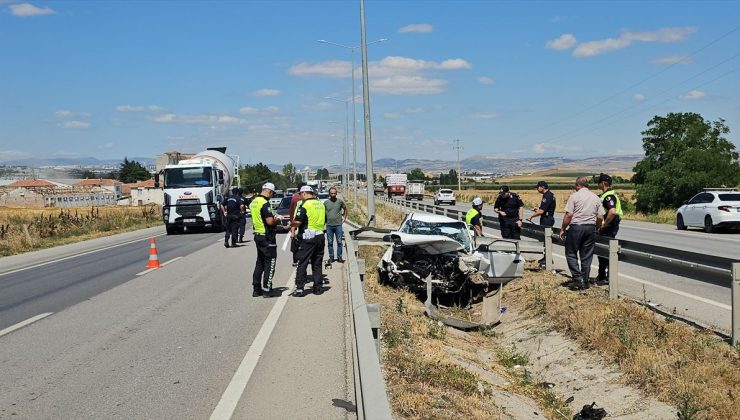 Çorum’da tır ile çarpışan otomobilin sürücüsü yaralandı