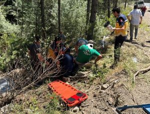 Domaniç-İnegöl kara yolunda devrilen traktörün sürücüsü yaralandı