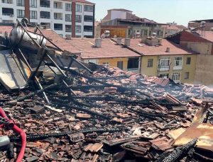 Elazığ’da bir apartmanın çatısında çıkan yangında 1 kişi dumandan etkilendi
