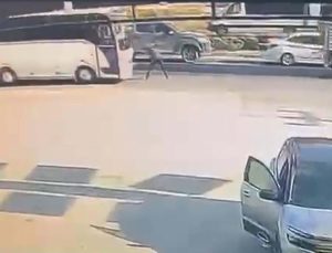Emniyet şeridinde midibüsün çarptığı servis şoförü öldü