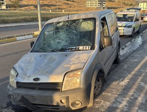 Erzincan’da hafif ticari araçla bisikletin çarpıştığı kazada biri ağır 2 kişi yaralandı
