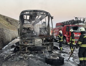 Erzincan’da yolcu otobüsü yangında kullanılamaz hale geldi