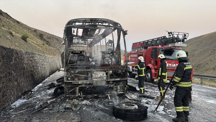 Erzincan’da yolcu otobüsü yangında kullanılamaz hale geldi