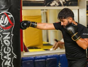 Geçimini taksicilikle sağlayan genç, savate dünya şampiyonası için ringde de ter döküyor