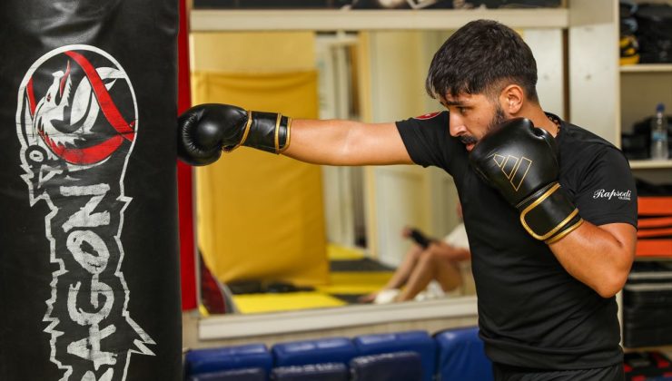 Geçimini taksicilikle sağlayan genç, savate dünya şampiyonası için ringde de ter döküyor