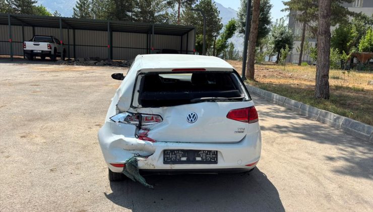 Hakkari’de otomobil ile kamyonun çarpıştığı kazada bir kişi yaralandı