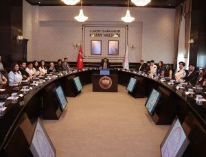 Hatay Valisi Mustafa Masatlı’dan LGS ve YKS’de başarı gösteren öğrencilere plaket