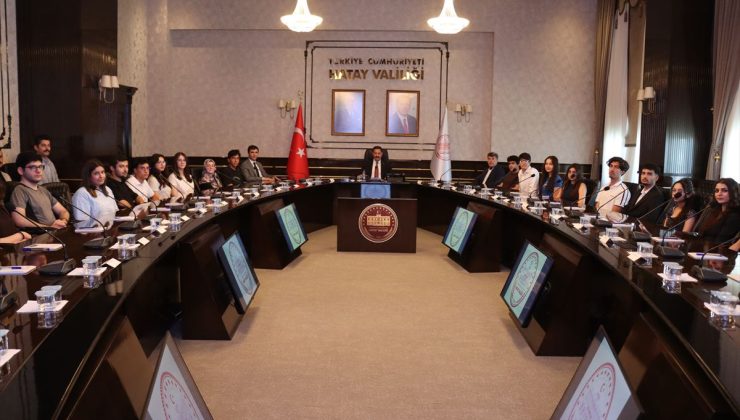 Hatay Valisi Mustafa Masatlı’dan LGS ve YKS’de başarı gösteren öğrencilere plaket