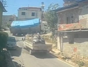 Hatay’da inşaat malzemesi yüklü kamyonun devrilme anı kamerada