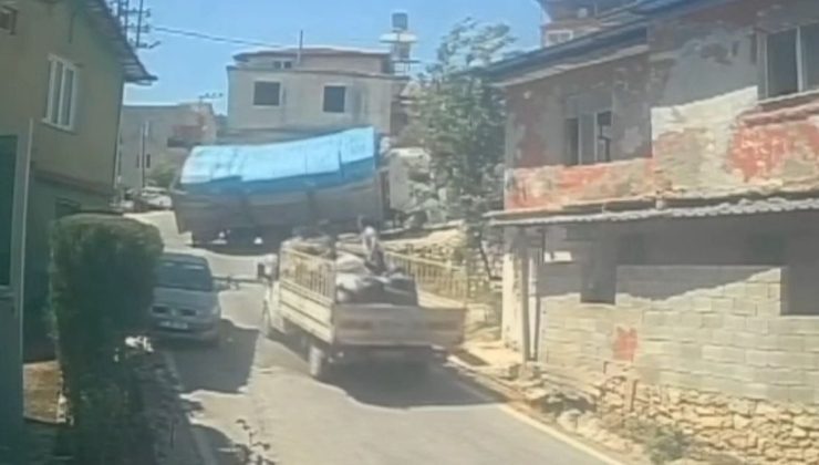 Hatay’da inşaat malzemesi yüklü kamyonun devrilme anı kamerada