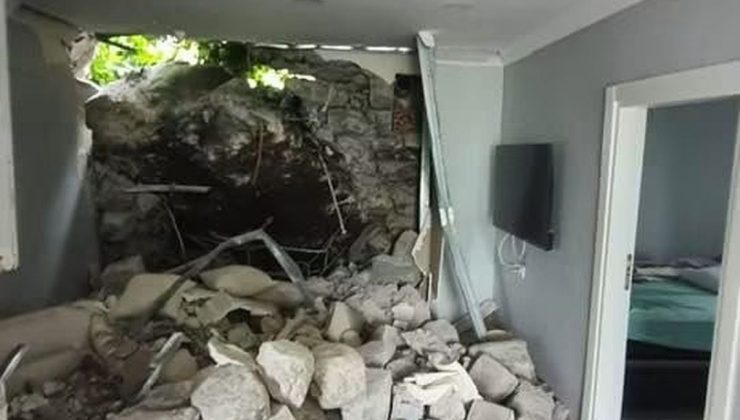 Heyelanda kaya parçası eve isabet etti