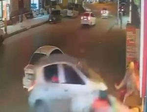 İş yerinin duvarına çarpan otomobilin altında kalmaktan kıl payı kurtuldu