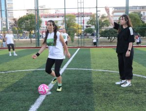 Kadınlar halı sahada, erkekler evde çocuklarla