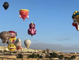 Kapadokya’da figürlü balonlar, gökyüzünü renklendirdi