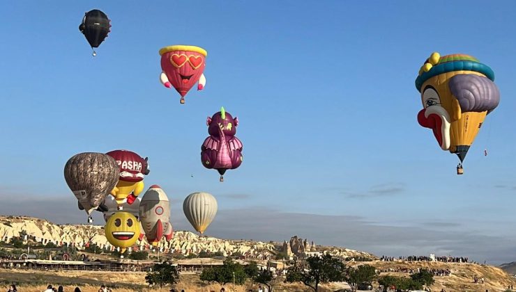 Kapadokya’da figürlü balonlar, gökyüzünü renklendirdi