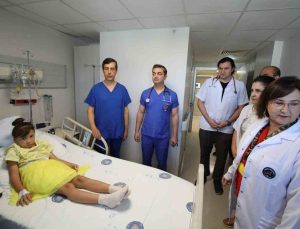 Kardeşini aynı hastalıktan kaybeden 8 yaşındaki Kırgızistanlı Akhmarcan AÜ’de sağlığına kavuştu