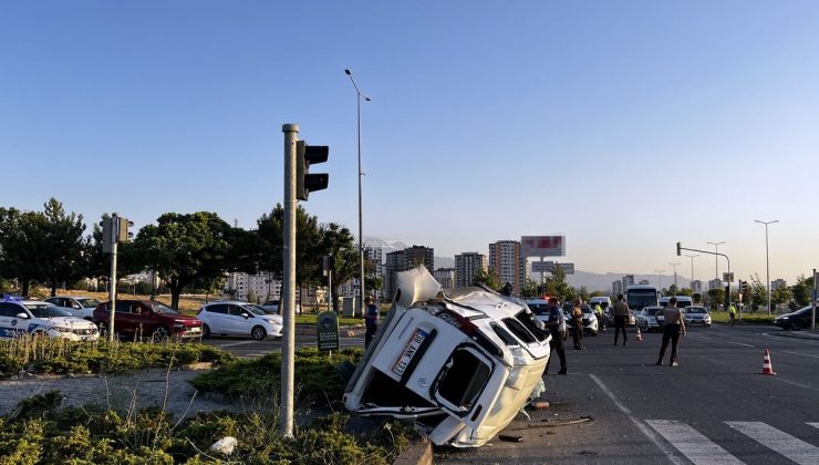 Kayseri’de otomobil ile hafif ticari araç çarpıştı: 4 yaralı