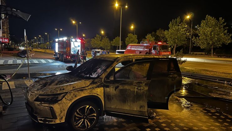 Kayseri’de şarj istasyonunda elektrikli otomobil alev aldı; o anlar kamerada