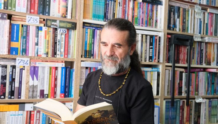 Kitap sevgisini 53 bin eserlik sahaf dükkanına taşıdı