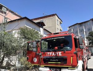 Kocaeli’de 2 katlı evin çatısında çıkan yangın söndürüldü