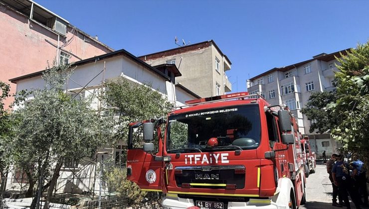 Kocaeli’de 2 katlı evin çatısında çıkan yangın söndürüldü